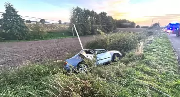 Wypadek w gminie Lubień Kujawski. Samochód dachował i uderzył w słup energetyczny