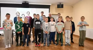 Młodzi przyjechali do Chodcza z kilku miast. Przy szachownicach pokazali coś więcej niż talent
