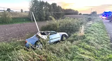 Seat dachował i uderzył w słup. Cztery nietrzeźwe osoby, policja ustala, kto kierował