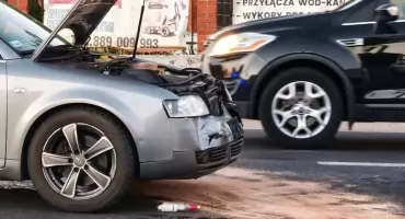 Audi uderzyło w peugeota. Policja prowadzi postępowanie