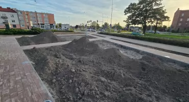 Trwają prace przy Mini Parku Praw Kobiet we Włocławku. Tak zmieni się skwer. Zdjęcia