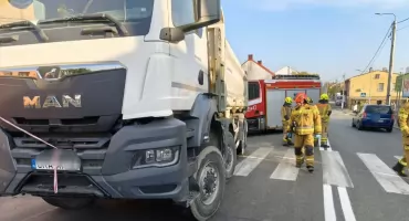 Poważny wypadek na DK62 w Brześciu Kujawskim. Kobieta znalazła się pod ciężarówką