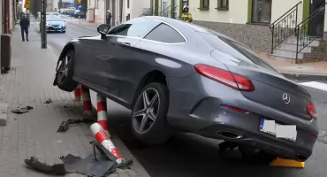 Mercedes zawisł na słupkach. Kierowca zostawił auto i uciekł. Zdjęcia, Video