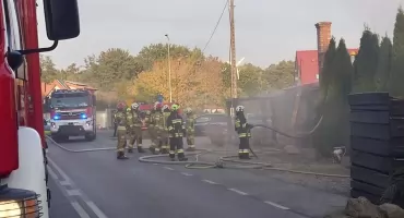 Pożar znanego lokalu przy DK91 pod Włocławkiem. Na miejscu pięć zastępów straży