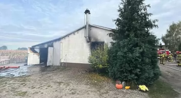 Duży pożar hali pod Włocławkiem. Cały budynek w ogniu, na miejscu już 18 zastępów straży