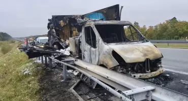Dostawczy Renault spłonął na A1. Kierowca wyszedł cało, ale policjanci odkryli coś jeszcze